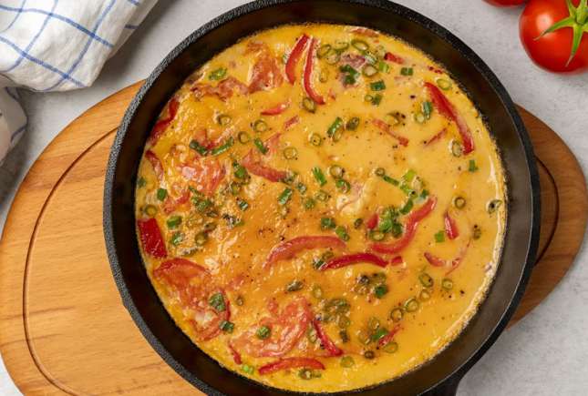Omletă cu ardei gras și roșii – rețetă simplă și pufoasă la cuptor