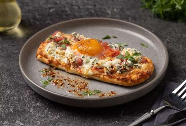 Pizzette cu ou, feta și verdeață – gust mediteranean în 20 de minute