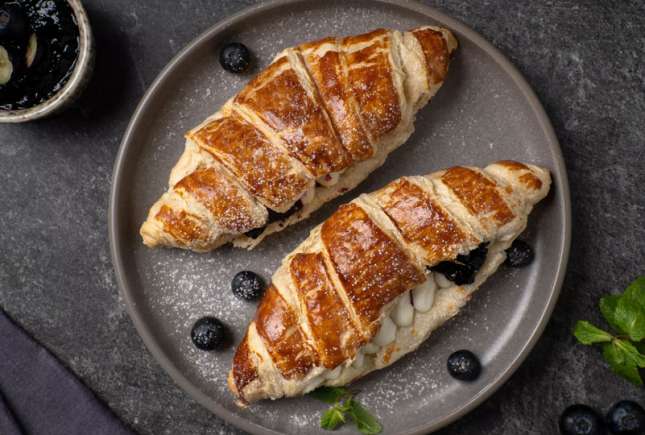 Croissant cu cremă de brânză și afine – mic dejun ca la cafenea