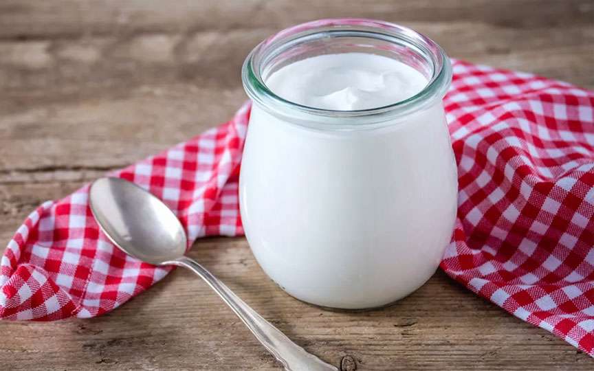Șase motive să consumi iaurt natural – beneficii și precauții