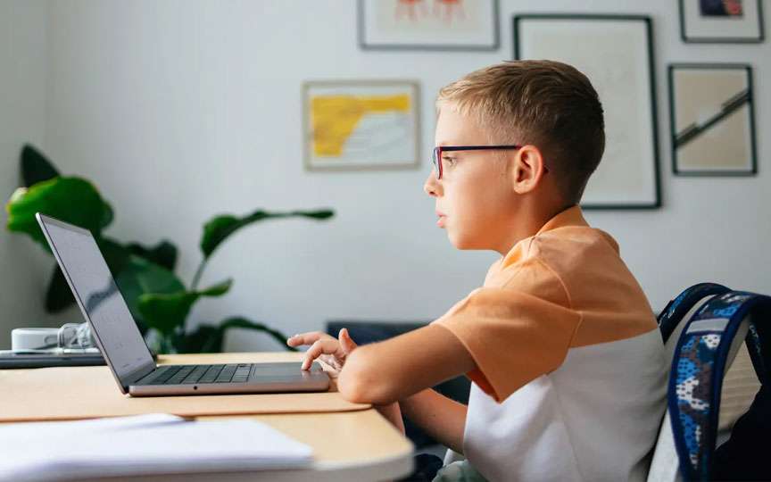 3 obiceiuri din copilărie care duc la probleme cu coloana – cum să le eviți