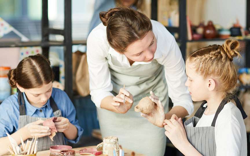 Cum să crești un copil creativ fără să-l suprasoliciți cu activități