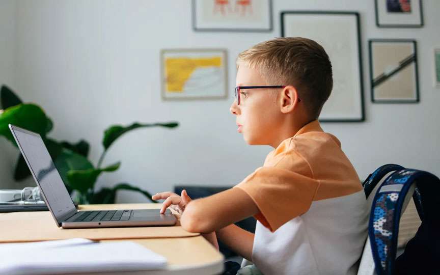 3 obiceiuri din copilărie care afectează coloana: cum să le corectăm la timp
