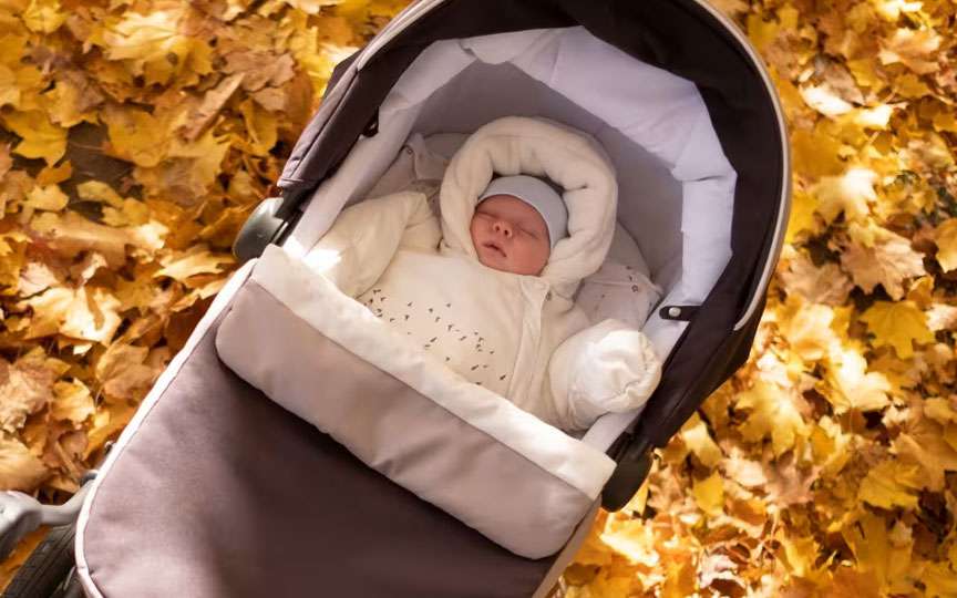 Prima plimbare cu nou-născutul: sfaturi esențiale pentru părinți