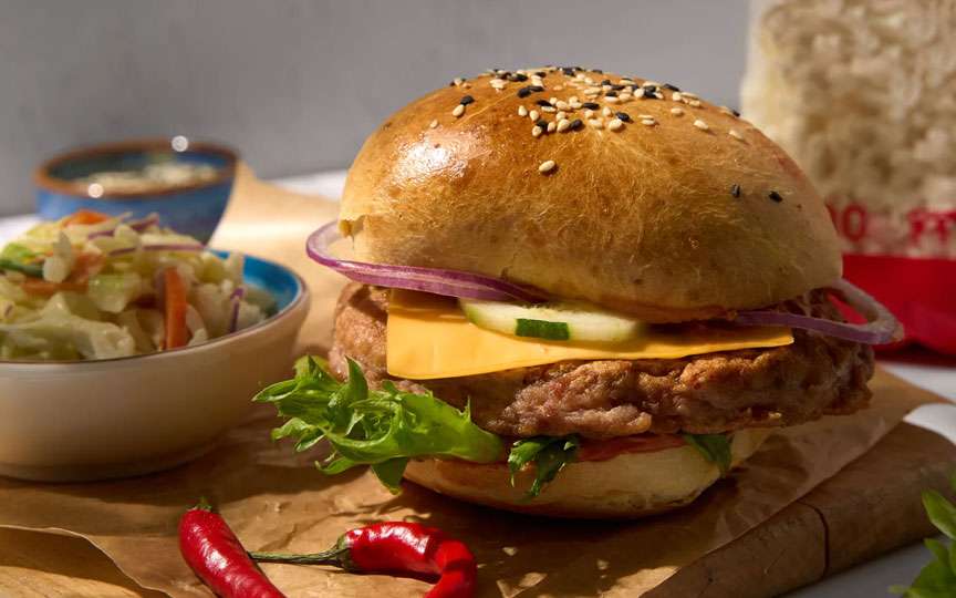 Burger sănătos cu chiflă din brânză de vaci – rețetă pas cu pas