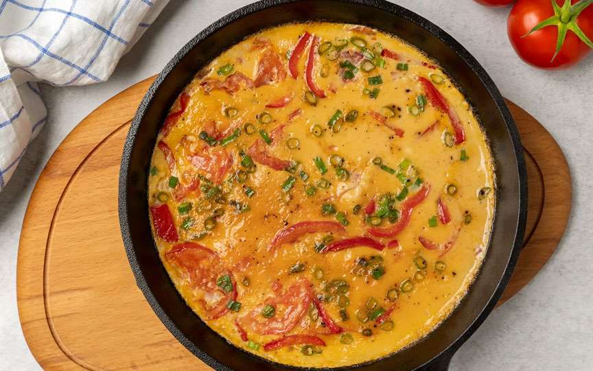 Omletă cu ardei gras și roșii – rețetă simplă și pufoasă la cuptor