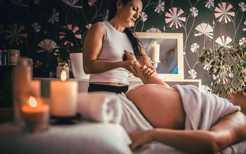Masajul în sarcină: cât de sigur este și ce beneficii îți poate aduce