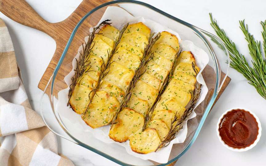 Cartofi „domino” la cuptor: rețeta crocantă și aromată cu unt și ulei de trufe