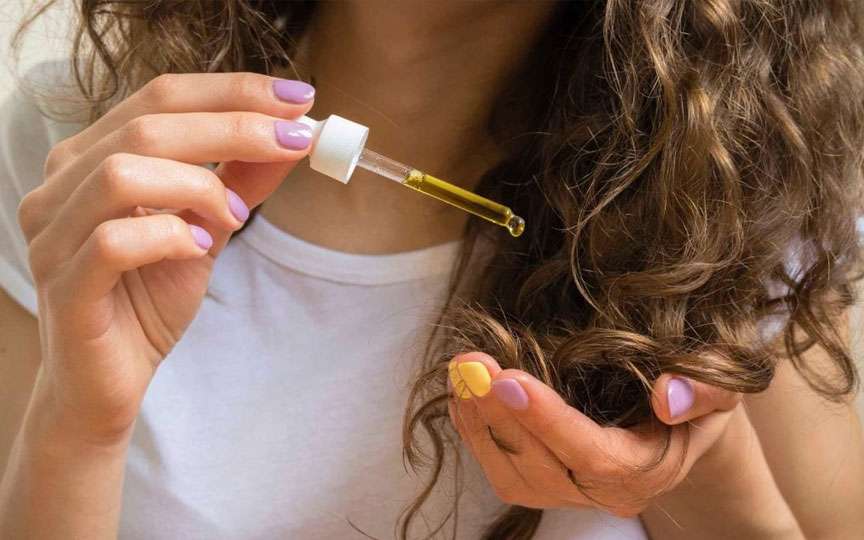 Suplimentele cu vitamine pentru păr: chiar funcționează sau e doar marketing?