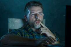 Soțul se uită la filme pentru adulți: cauze și cum să reacționezi