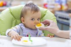 De la ce vârstă se poate introduce oul în alimentația copilului