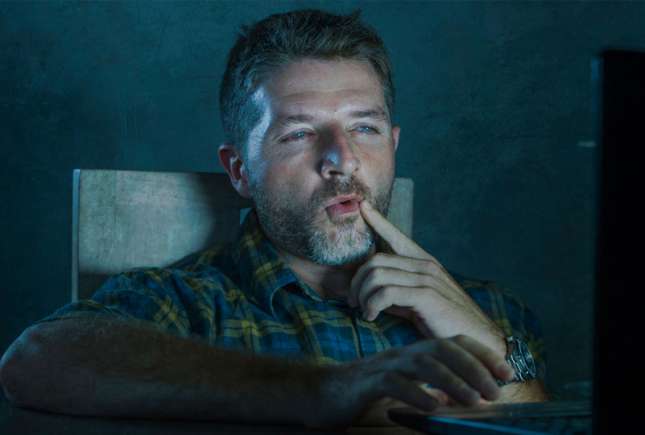 Soțul se uită la filme pentru adulți: cauze și cum să reacționezi