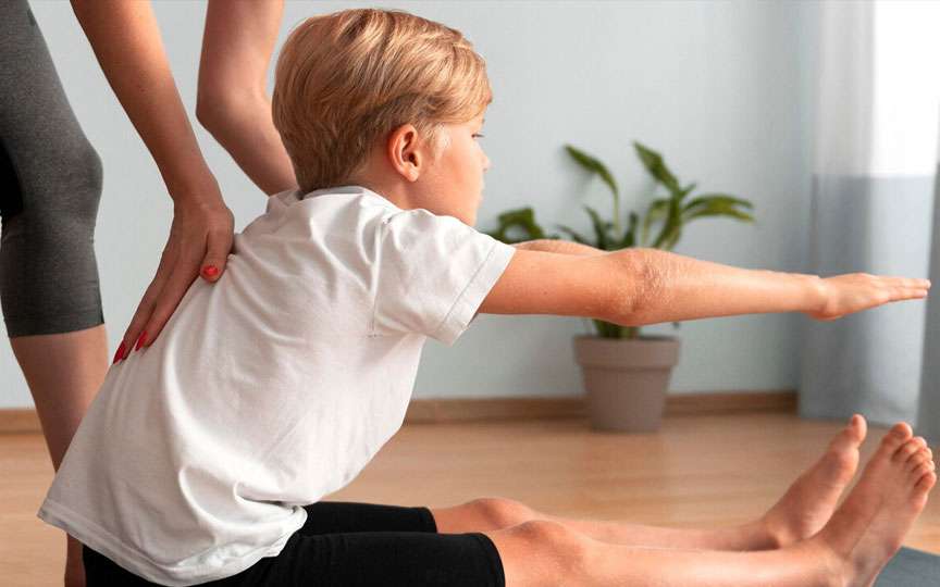 Scolioza la copii: de ce este important să fie depistată cât mai devreme