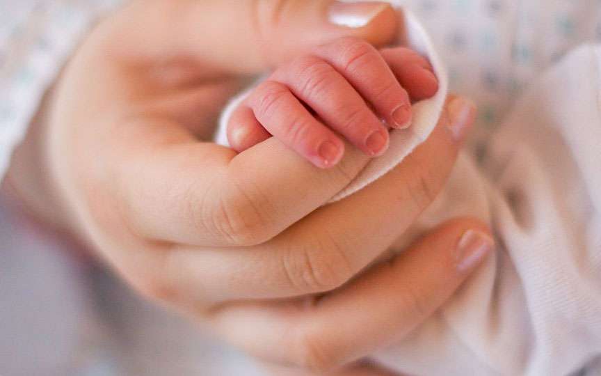 Indemnizația unică la naștere crește în 2026: părinții primesc peste 500 lei în plus