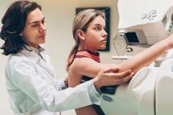 Inteligența artificială depășește medicii în estimarea riscului de cancer mamar