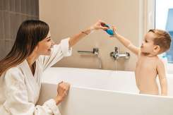 Poți face baie copilului când are febră? Recomandările pediatrilor