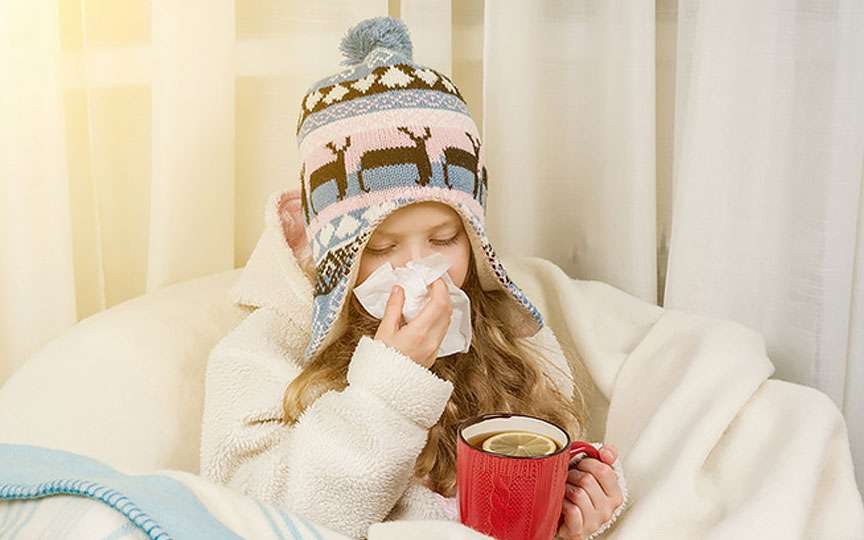 Plimbările copilului cu temperatură ușoară: când sunt sigure și benefice