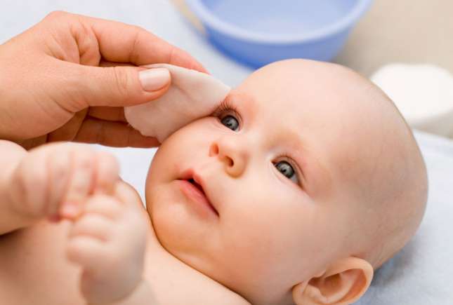Cum îngrijim corect pielea copilului cu dermatită atopică