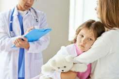 Cum să ajuți copilul să nu se teamă de medici: sfaturi simple pentru părinți
