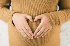 Până la ce vârstă poate fi amânată sarcina? Fertilitate, vârstă și rezerva ovariană