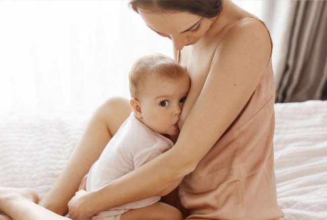 Bebelușul mușcă sânul în timpul alăptării: cauze și soluții explicate de pediatru