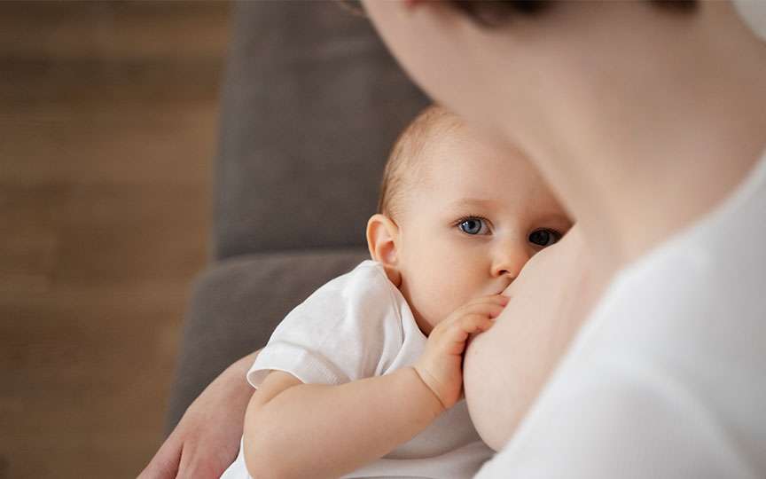 Alăptarea după cezariană: dificultăți frecvente și soluții eficiente