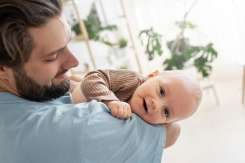 6 trăsături pe care bebelușii le pot moșteni de la tată