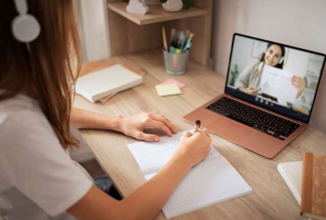 Elevii din Bălți trec temporar la lecții online din cauza situației legate de apă