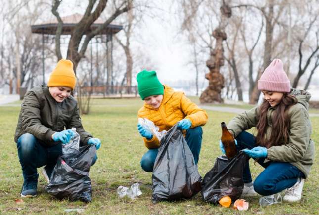 Elevii din Chișinău ies la curățenie: program școlar redus pentru activități ecologice