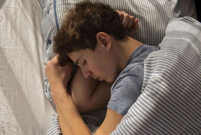 De ce adolescenții dorm mai mult dimineața și adorm mai târziu