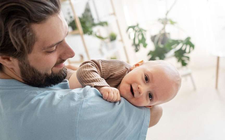 6 trăsături pe care bebelușii le pot moșteni de la tată
