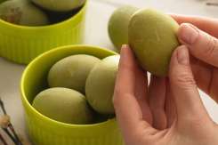 Cum vopsești ouăle de Paște verde-oliv cu turmeric – metodă naturală și simplă