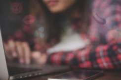 Hărțuirea sexuală online în rândul adolescenților: cum o recunoști și cum te protejezi