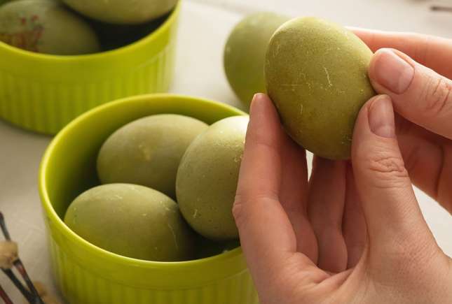 Cum vopsești ouăle de Paște verde-oliv cu turmeric – metodă naturală și simplă