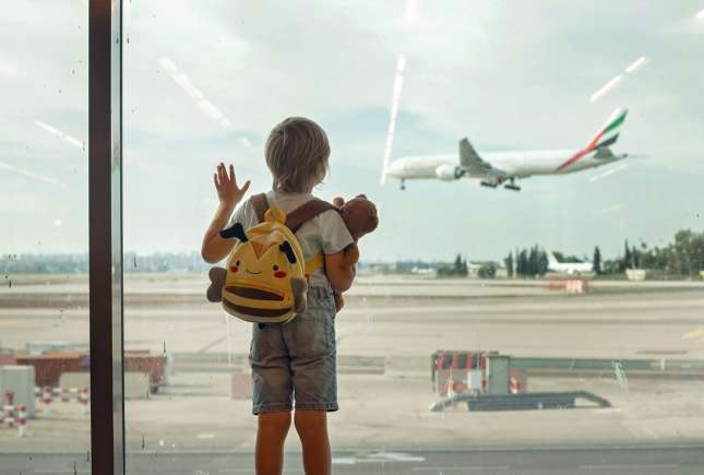 Copiii care călătoresc singuri pot zbura în siguranță de pe Aeroportul Chișinău: condiții și reguli clare