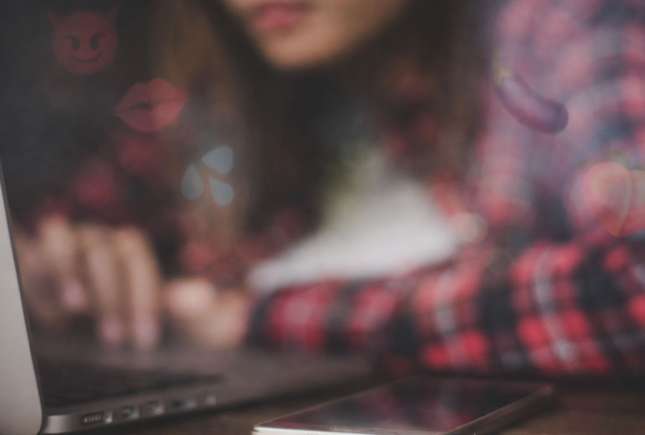 Hărțuirea sexuală online în rândul adolescenților: cum o recunoști și cum te protejezi