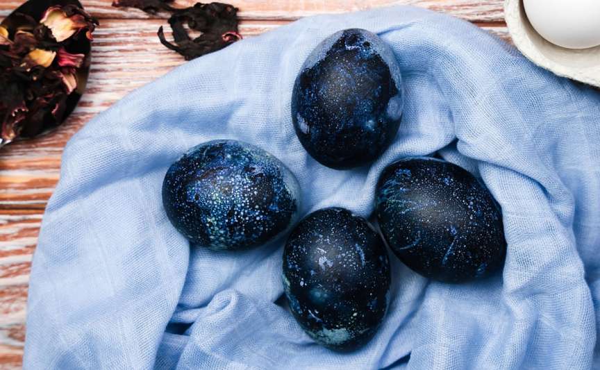 Cum să faci ouă „cosmice” pentru Paște cu ceai de hibiscus