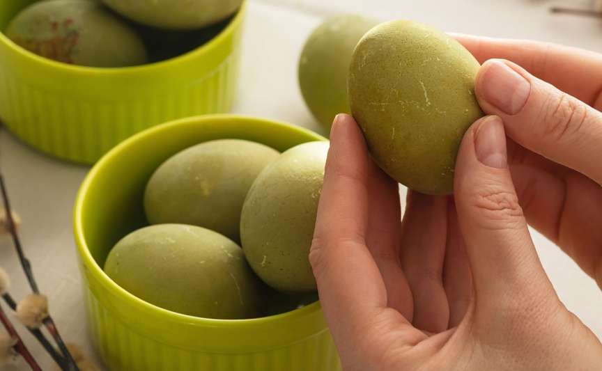 Cum vopsești ouăle de Paște verde-oliv cu turmeric – metodă naturală și simplă