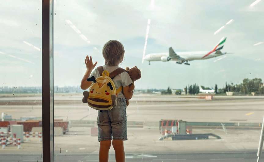 Copiii care călătoresc singuri pot zbura în siguranță de pe Aeroportul Chișinău: condiții și reguli clare