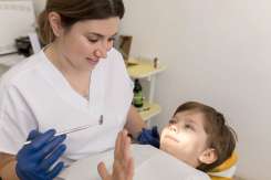 Copilul scrâșnește din dinți în somn: cauze, mituri și când este necesar consultul medical
