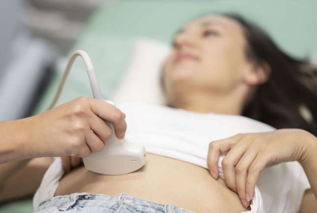 Sarcina extrauterină: cum recunoști simptomele dacă ai test pozitiv și dureri abdominale
