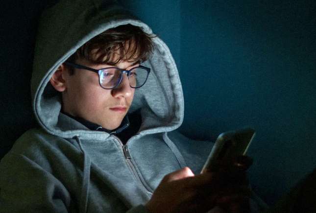 De ce adolescenții adorm târziu? Explicații despre ritmul de somn și soluții practice