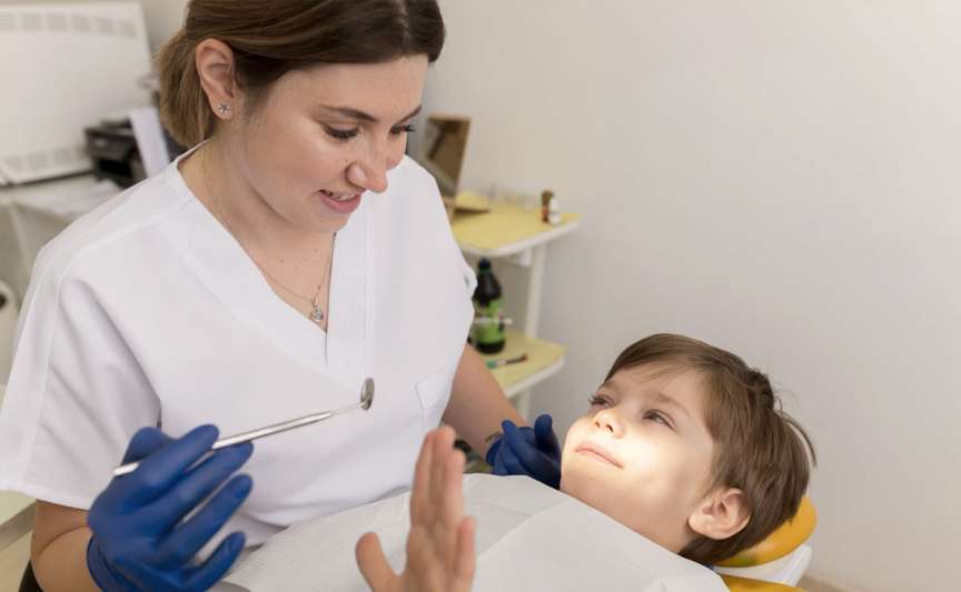 Copilul scrâșnește din dinți în somn: cauze, mituri și când este necesar consultul medical