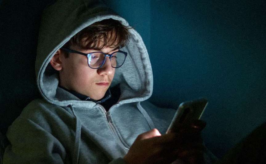 De ce adolescenții adorm târziu? Explicații despre ritmul de somn și soluții practice