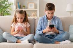 La ce vârstă să cumperi copilului primul telefon și ce reguli să stabilești: ghid pentru părinți