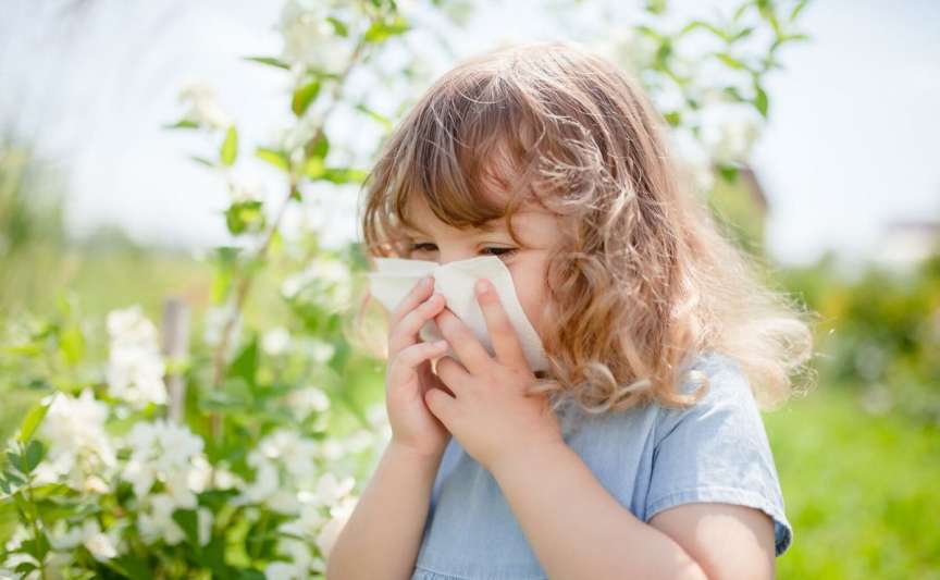 Cum deosebești alergia de răceală la copii: semnele explicate de un alergolog pediatru