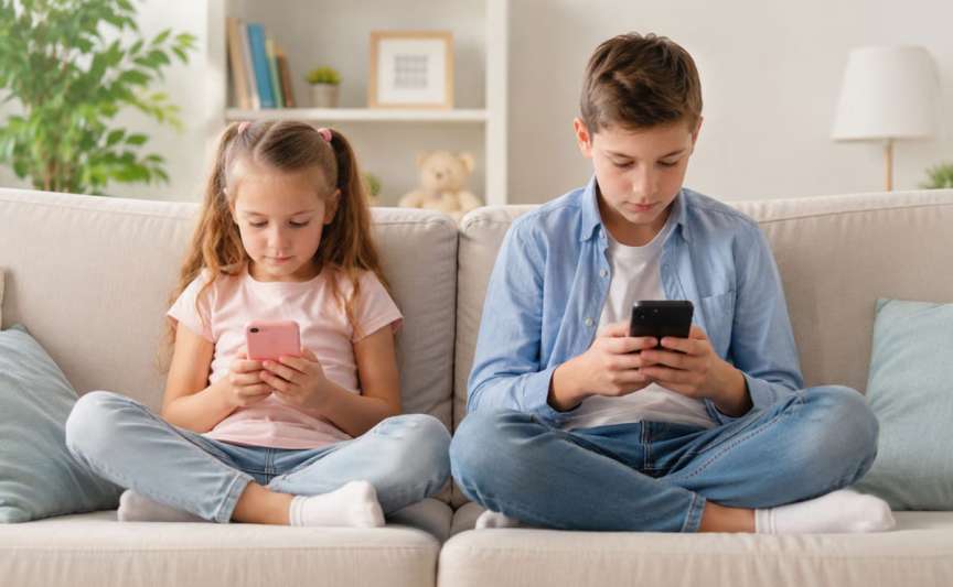La ce vârstă să cumperi copilului primul telefon și ce reguli să stabilești: ghid pentru părinți