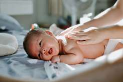 Ar putea nașterea prin cezariană și antibioticele să influențeze bacteriile intestinale ale bebelușilor?