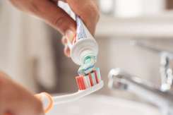 Spălatul pe dinți înainte sau după micul dejun: ce recomandă stomatologii