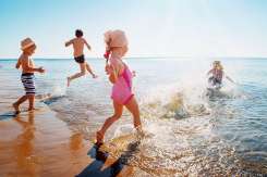 Dușul după piscină sau plajă: de ce este esențial pentru pielea copilului